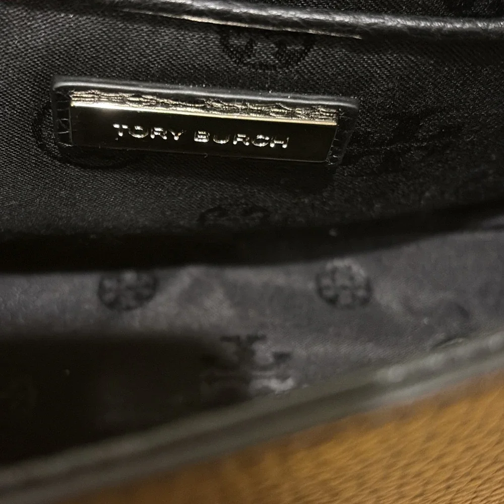 Tory‎ Burch Thea Pebbled Leather Flap Crossbody Black EUC Quiet Luxury